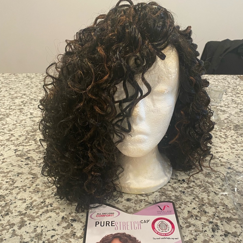 Vivica Fox wig from her wig line curly wig synthetic never worn